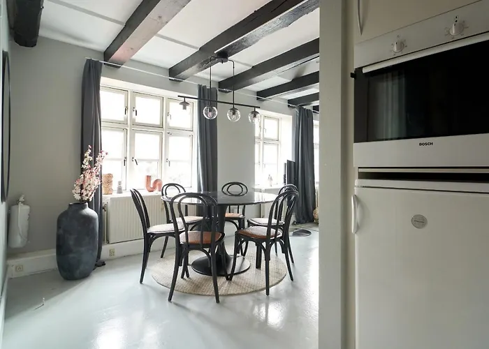 Unique 2 Bedroom Duplex W Exposed Beams In Cph