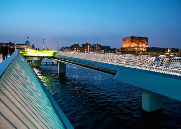 Unique 2 Bedroom Duplex W Exposed Beams In Cph *